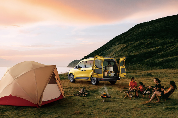 従来型で人気の高かったブラックバンパーとダブルバックドアの組み合わせは、日本向けの特別な仕様となる。ダブルバックドアは約90度の位置で一度ロックがかかり、ロックを外すと約180度まで開く。