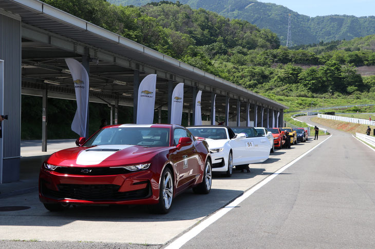 午後にショートサーキットで実施されたのが「カマロドライビングスクール」。レーシングドライバーを中心とした講師陣がほぼマンツーマンで教えてくれる豪華な内容だ。「コルベットドライビングアカデミー」とともに、愛車の魅力をより知りたい、実力を引き出したい、はたまた安全な運転を心がけたいといった、幅広いオーナーにおススメできる魅力的なコンテンツとなっていた。未体験のシボレーオーナーは、ぜひ次回参加ご検討を。