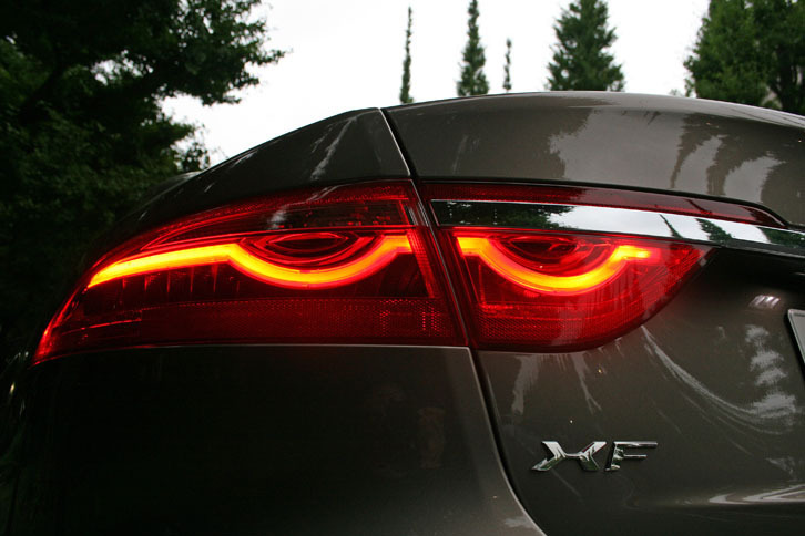 “2つの弧”を描いて発光するリアコンビランプ。弟分の「XE」では弧は左右1つずつと異なる。