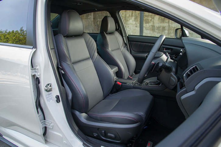 シートの仕様は従来モデルから変わらず。テスト車にはオプションで用意される、ポジションメモリー機能付きの本革シートが採用されていた。
