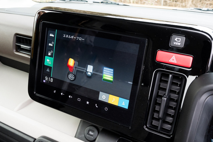 9インチのカーナビゲーションはオプション。画面はくっきり高精細で見やすいが、いくらFF車でもエネルギーフローのリアタイヤくらいは描画してほしいところ。まるで大八車のようだ。