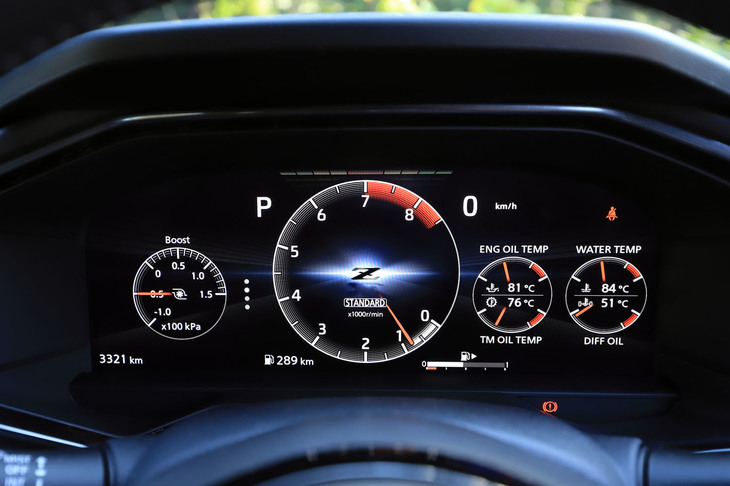 12.3インチの液晶メーターには、標準的な2眼デザインの「ノーマル」、ナビやオーディオなどの情報を大きく表示する「エンハンス」、センターにタコメーターを配置する「スポーツ」（写真）の、3種類の表示レイアウトが用意される。