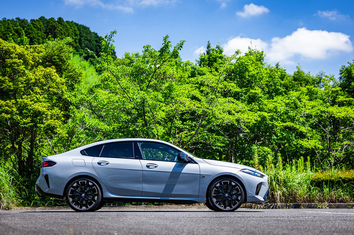 「2シリーズ グランクーペ」のサイドビュー。「1シリーズ」の3ボックス版という成り立ちは、これまでと変わりはない。ボディーサイズは全長×全幅×全高＝4550×1800×1435mm、ホイールベースは2670mm。