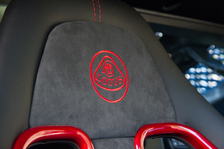 背もたれの上部に施された赤いロータスのエンブレム。複数の内装色に、タータンチェック柄のシートやドアトリムなど、インテリアについては豊富なオプションでカスタマイズできる。