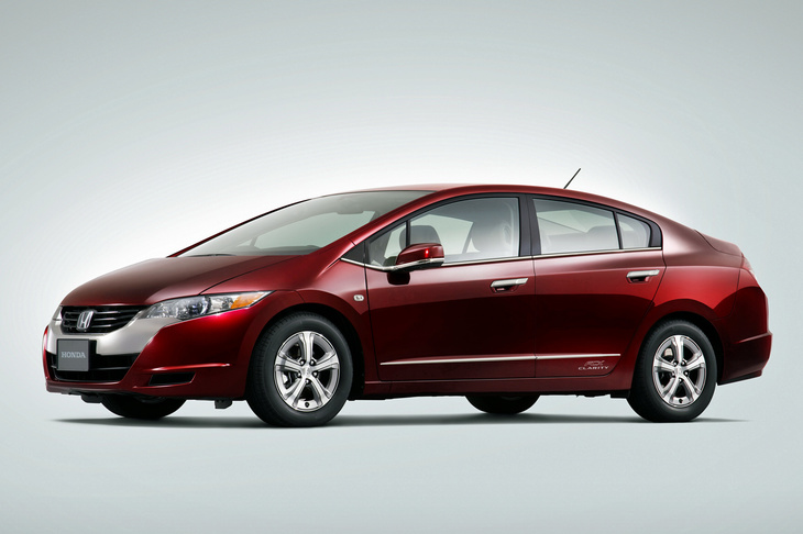 2008年7月に発表された「ホンダFCXクラリティ」。燃料電池スタックの出力を86kWから100kWに向上させたほか、航続距離も30％向上。改造車然とした既存のモデルとは一線を画す、同車専用ボディーの意匠も注目を集めた。