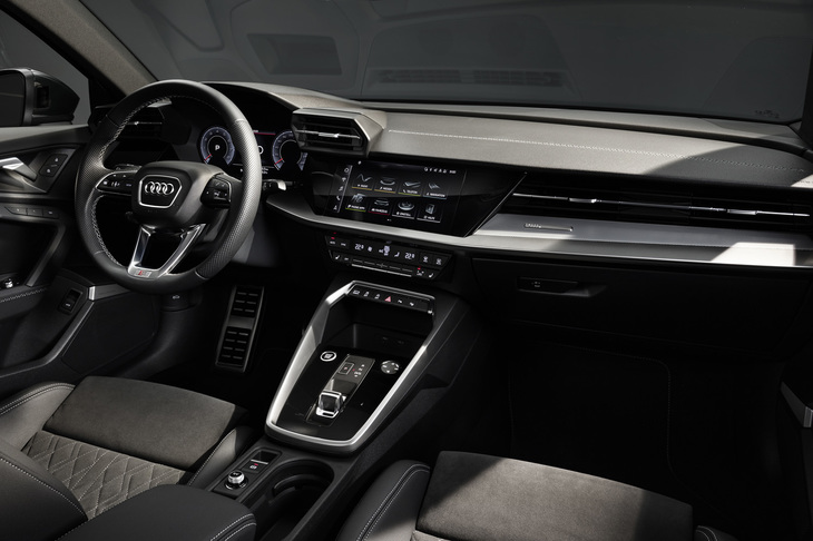 新型「A3セダン」のインテリア。基本デザインは、先にフルモデルチェンジされた「A3スポーツバック」と共通である。