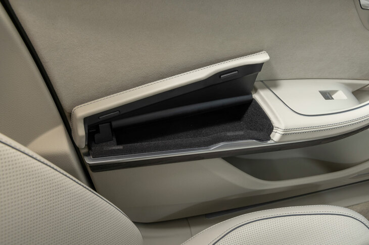 4枚のドアのアームレストには小物入れを配置。その内張りにまで起毛素材を用いる配慮には「さすが高級車」と感じ入ったが、同時にそのサイズや形状的に「何をしまうのに使うんだろう……？」とも思ってしまった。