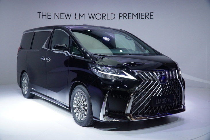 上海ショーでご対面したレクサス初のミニバン「LM」。スピンドルグリルは「LS」よりもタテに1.5倍長い。