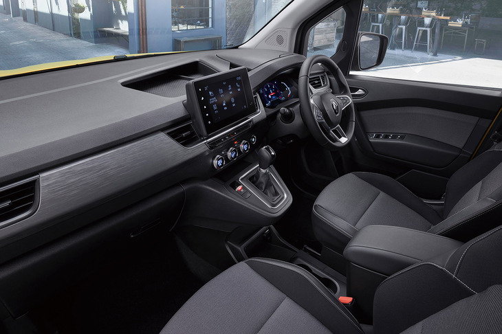 水平基調のダッシュボードや液晶メーター、浮き出たように配置される大型のセンタースクリーンが目を引く新型「カングー」のインストゥルメントパネル。メーターフード上部のインストゥルメントパネルアッパーボックスにはUSBソケットが備わるほか、別売アクセサリーを用いてスマートフォンが固定できるようになっている。