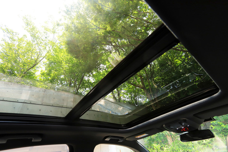 前席と後席の頭上に広がる「パノラミックサンルーフ」。上級グレード「グランシック」にのみオプションとして設定される。