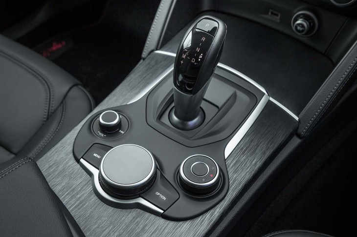 トランスミッションは8段AT。シフトレバーの近くには、走行モードのセレクターやインフォテインメントシステムの操作スイッチがレイアウトされている。