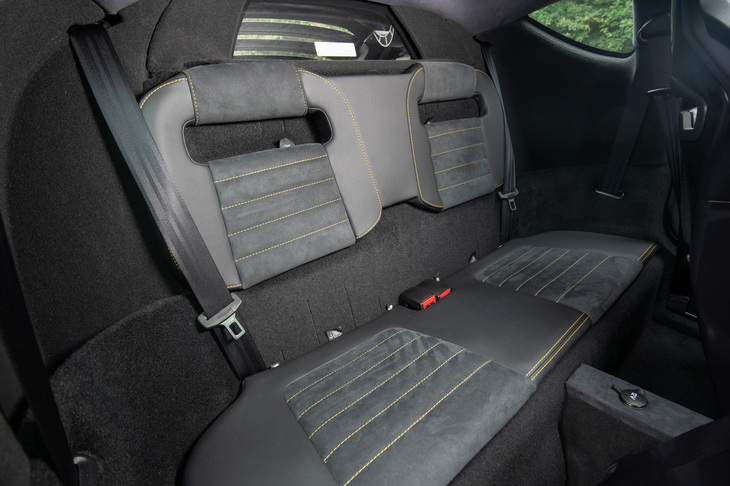 シートレイアウトについては、リアシートなしの2人乗りとリアシートありの4人乗りの、いずれかを選択できる。