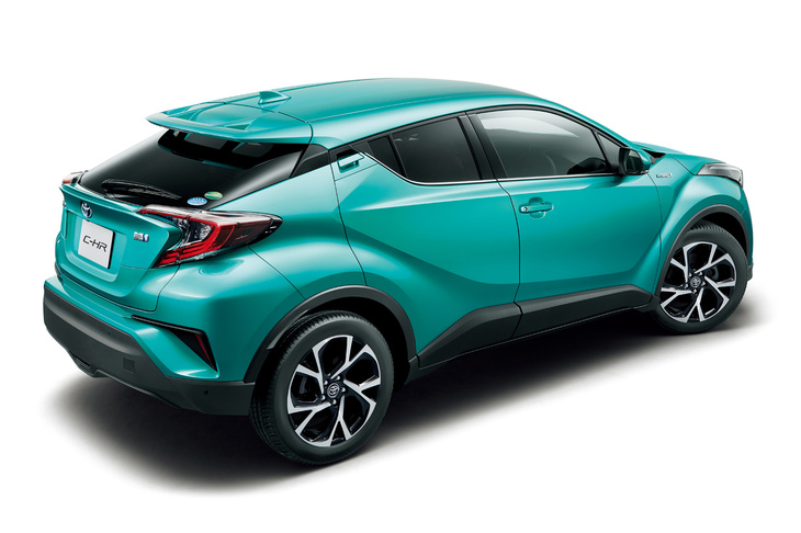 2016年末に発売された「トヨタC-HR」。デザインのために荷室も後席スペースもがっつり犠牲にされているが、日本国内でバカ売れ。2017年、2018年と、2年連続でSUVの年間販売台数No.1に輝いている。