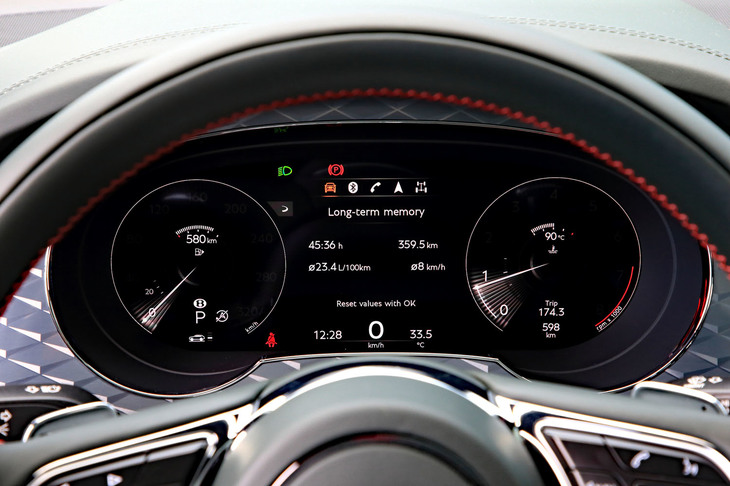 新たに採用されたフルデジタルのメーターパネル。速度計やエンジン回転計を表示する「クラシック」（写真）と、ナビ画面やメディア情報を大きく表示する「エクスパンデッド」の2種類のレイアウトが用意される。