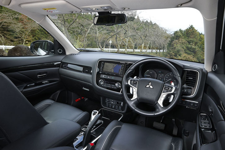 「漆箱」をモチーフにしたセンターコンソールが目を引く運転席まわり。ステアリングホイールにはリムを温めるヒーターが備わる。