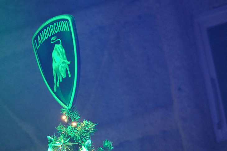 クリスマスツリーのトップにはランボルギーニエンブレムが掲げられた。