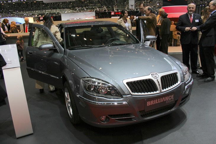 中国メーカーがブースを構えたこともあった。欧州市場進出をうかがうため、もしくは「スイスで世界初公開」という箔（はく）をつけるためなど、その意図はさまざまだったようだ。これは「ブリリアンスBS4」。デザインはイタルデザイン-ジウジアーロ。2008年撮影。