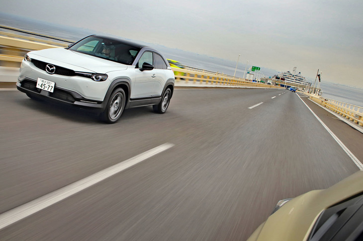 24Vのマイルドハイブリッドシステムは、燃費性能の向上に加え、アイドリングストップからの静粛なリスタートや、スムーズな加速にも寄与する。