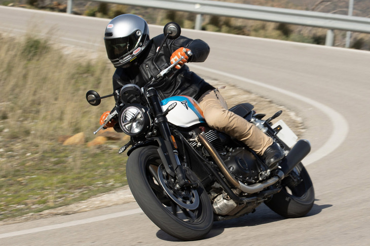 軽快な見た目にたがわず、走りもよりスポーティーなものに進化。どっかり座ってのおおらかな走りに加え、ややアグレッシブなライディングにも応えてくれるようになった。