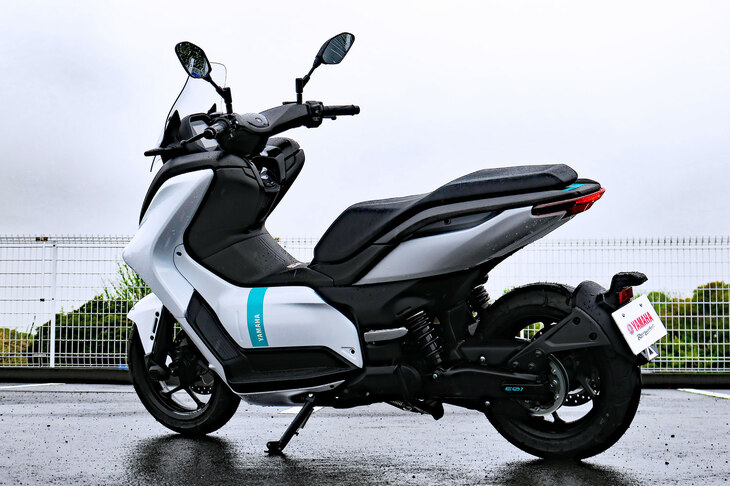 「E01」は「NMAX」の車両骨格をベースに開発。マフラーがなく、またスイングアームにエンジンなどが備わらないため、リアの足まわりは非常にスマートに見える。