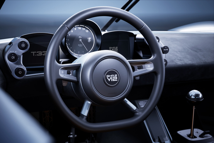 カーボンステアリングホイールのリムは、控えめなフラットボトム形状となっている。メータークラスターの中央に据えられたエンジン回転計には、1万2000rpmまで目盛りが振られている。