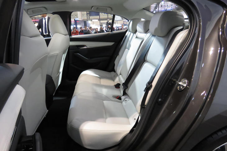 マツダ3セダン（リアシート）