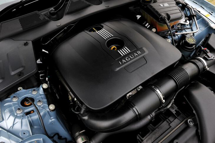 2リッターターボエンジンは2013年モデルから設定されたもの。他には3リッターV6スーパーチャージャー、5リッターV8自然吸気、5リッターV8スーパーチャージャーなどのエンジンが搭載されていた。