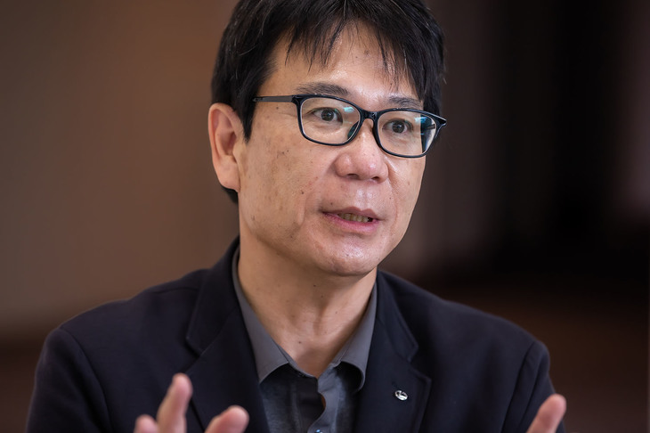 2014年にデビューした先代「NX」は、90以上の国と地域で累計約100万台を販売したレクサスのグローバルコアモデルである。「西ヨーロッパではHVとPHEVだけを販売し、東ヨーロッパやロシア、アメリカは逆に、エンジン車の需要が圧倒的に高い」と語る加藤チーフエンジニア。国内の予約注文の時点では、約15％がPHEVだという。