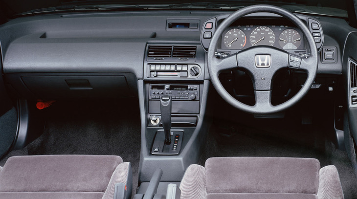 3代目「プレリュード」のインテリア。樹脂の質感やシガーソケットが1980年代を思わせる。