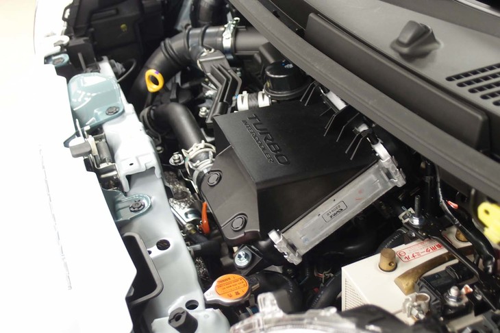 ダイハツ・ムーヴ キャンバス ストライプス（エンジンルーム＜0.66リッター直3ターボエンジン）