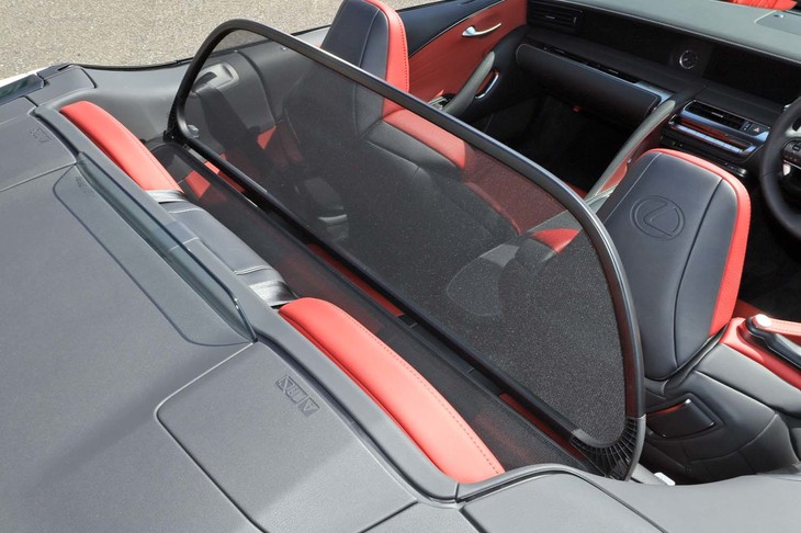 140km/h以上でも快適性を保つとアピールされるウインドスクリーンは、前席乗車時のみ使用可能。ディーラーオプションとして用意される。