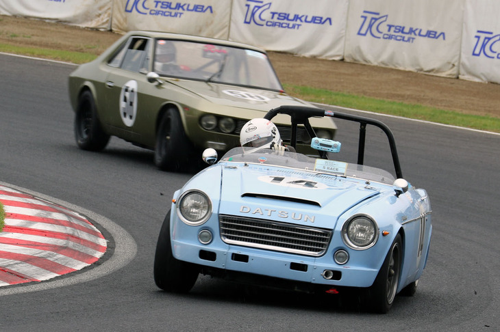 これまたSレース決勝における「ダットサン・フェアレディ1600」（SP311）と初代「日産シルビア」（CSP311）という、シャシーを共有する2台のバトル。