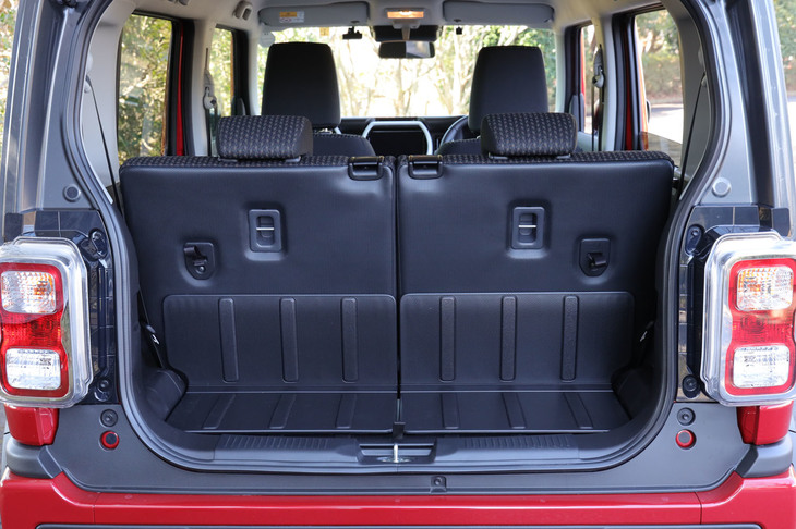 「ハスラー」の荷室。最大荷室開口幅1095mmで、荷室開口高は850mmと発表されている。写真は4人乗車時でリアシートを最も後方にスライドさせた様子。