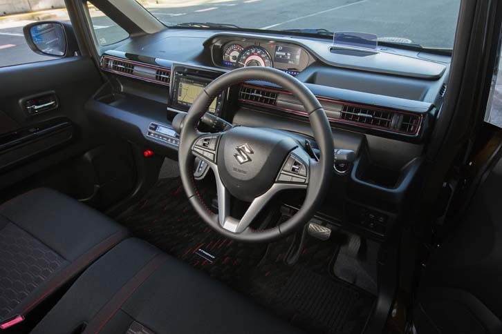 「ワゴンRスティングレー」のインテリア。エアコンの吹き出し口やシートなどに赤いアクセントが施される。