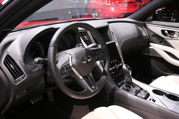 インフィニティQ60