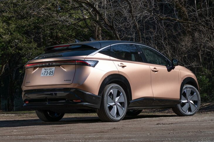 2021年6月の受注開始からおよそ1年半を経て、ようやく納車が開始された「日産アリアB9 e-4ORCEリミテッド」。大容量バッテリーと2モーター方式の4WDを搭載した「B9 e-4ORCE」ベースの、発売記念モデルだ。