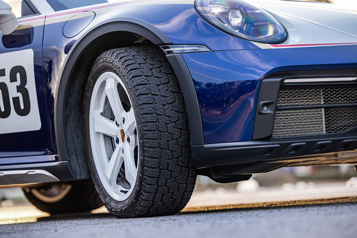 オフロード走行に合わせて専用開発された「ピレリ・スコーピオン オールテレインプラス」タイヤを装着。トレッドの深さは9mmで、サイドウォールとトレッドは2層のカーカスプライで強化される。サイズはフロントが245/45ZR19、リアが295/40ZR20。