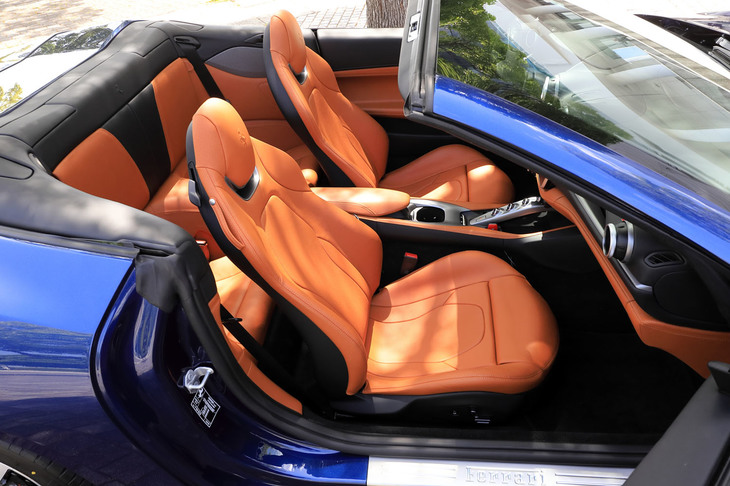 今回の試乗車で選択されていたセミアニリンレザーのシートは、オプションとなるアイテム。ヒーターやベンチレーションに加え、ネックウオーマー機能も組み込まれている。