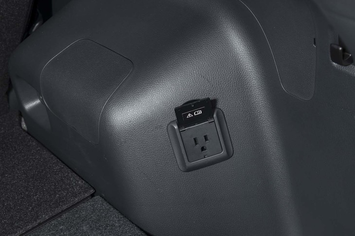 荷室の側面にはAC100Vのアース付きコンセントが付いている。1500W対応なので電子レンジやドライヤー、電気ケトルなどをアウトドアで使える。