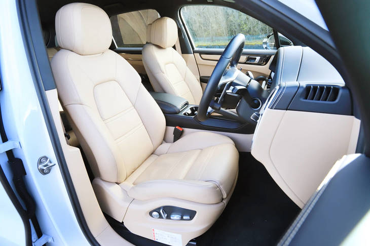 試乗車の座席はオプション（22万6000円）の14Wayパワーシート。シートヒーターは前席・後席セットで15万8000円のオプションとして用意される。