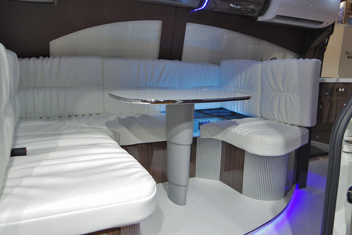 日産NV350キャラバン リチウムイオンバッテリー搭載 グランピングカー