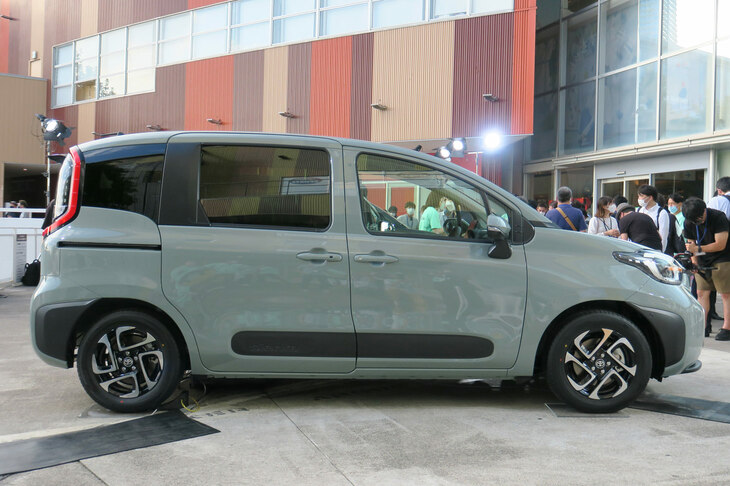 トヨタ・シエンタ ハイブリッドZ 7人乗り（サイドビュー）