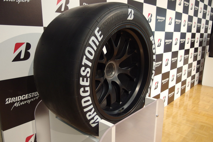 会場にはSUPER GTなどで使用されるポテンザのレーシングタイヤも展示された。