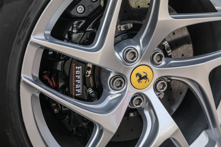 パワーアップと併せてブレーキも強化されており、100-0km/h制動は「F12」比べて5.8％改善されている。