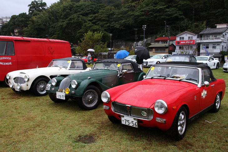3台並んだ、バンパーレス仕様の英国製オープンスポーツ。手前から「MGミジェット」に「モーガン4/4」、そして「オースチン・ヒーレー3000」。