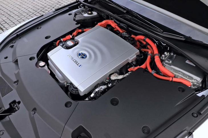 駆動用モーターは最高出力182PS、最大トルク300N・mを発生する。