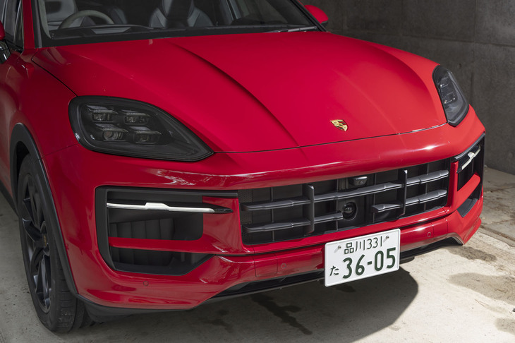 マイナーチェンジでヘッドランプが五角形に変わった。ユニット内がブラックで仕上げられているのが「GTS」ならではのディテールだ。