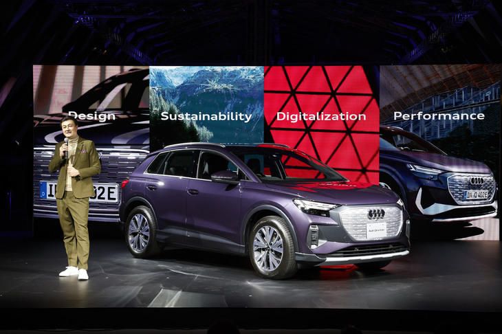 「Welcome to Progress Audi Q4 e-tron Launch Event」で車両紹介を行うフォルクスワーゲン グループ ジャパンの代表取締役社長兼アウディジャパン ブランドディレクターのマティアス・シェーパース氏。