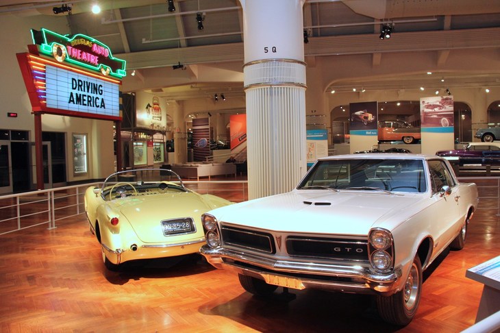 1965年「ポンティアック・テンペスト ルマンGTOハードトップ」（写真右）。就職したベビーブーマーたちの心をしっかりとつかんだ。ヘンリー・フォード博物館蔵。