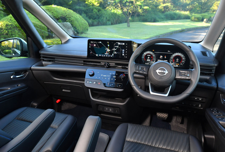 ダッシュボードには鮮やかな木目が特徴のダークウッド調フィニッシャーを採用。ステッチはブルーだ。